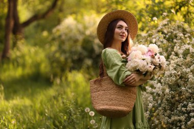 Parkta şakayık demeti olan güzel bir kadın. Metin için boşluk