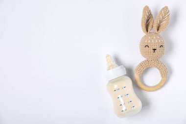 Besleme şişesi, formül ve ışık arka planında ip, düz yatıyordu. Metin için boşluk