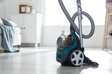 Evin zemininde bir elektrikli süpürge var. Metin için boşluk