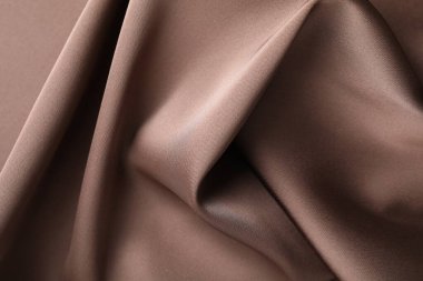 Arkaplan olarak buruşuk açık kahverengi ipek kumaş, üst görünüm