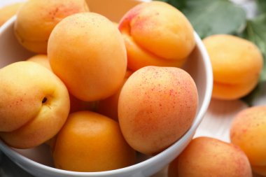 Masada taze kayısılar, yakın plan.