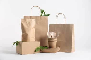 Farklı çevre dostu paketleme ve beyaz arkaplanda bırakmalar