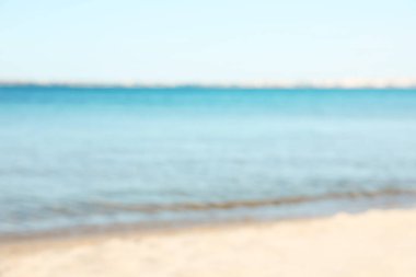 Güzel deniz ve sahil açık mavi gökyüzü altında, bulanık manzara