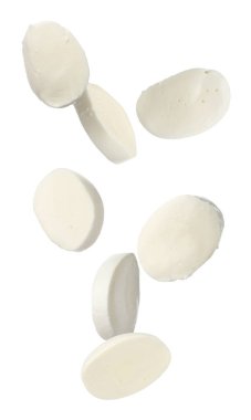 Mozzarella peynir parçaları beyaz arkaplana düşüyor