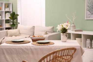 Yemek odasında sandalye ve dekor olan şık bir masa. İç tasarım