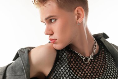 Beyaz arka planda şık ceket giyen yakışıklı genç adam.