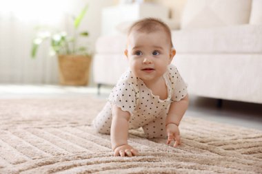 Evde yerde sürünen şirin küçük bebek, mesaj için yer var.