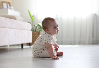 Evde yerde sürünerek şirin bebek