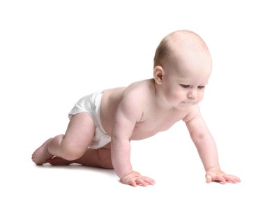 Beyaz arka plan üzerinde sürünerek şirin bebek