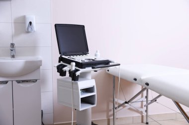 Modern ultrason makinesi, klinikte lavabo ve muayene yatağı