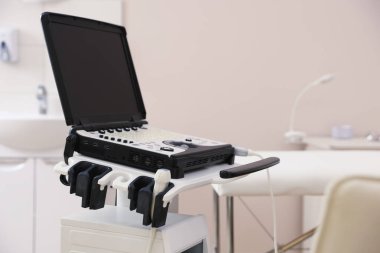 Modern ultrason makinesi ve klinikte muayene yatağı
