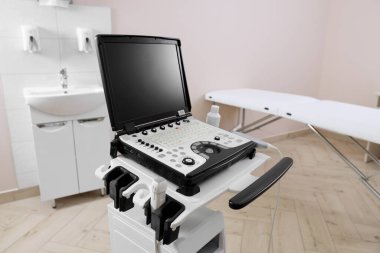 Modern ultrason makinesi ve klinikte muayene yatağı