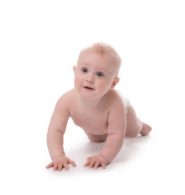 Beyaz arka plan üzerinde sürünerek şirin bebek
