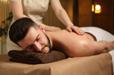 Adam spa salonunda masaj yaptırıyor.