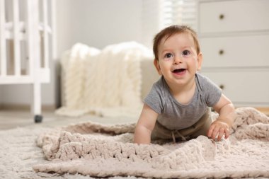 Odada yerde sürünen şirin bir bebek. Metin için boşluk