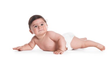 Beyaz arka plan üzerinde sürünerek şirin bebek