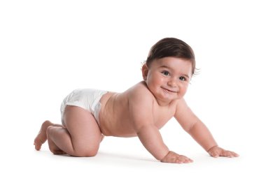 Beyaz arka plan üzerinde sürünerek şirin bebek