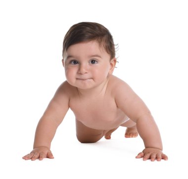 Beyaz arka plan üzerinde sürünerek şirin bebek