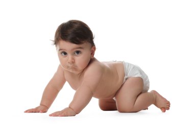 Beyaz arka planda bebek bezi takmış şirin bir bebek.