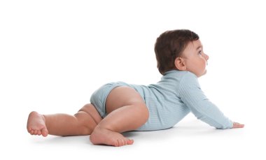 Beyaz arka planda uzanmış şirin bir bebek.