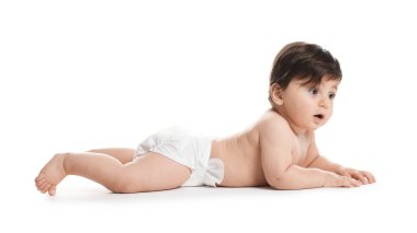 Beyaz arka planda bebek bezi takmış şirin bir bebek.