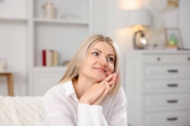 Hayaller gerçek olur. Kadın evde bir şey düşünüyor.