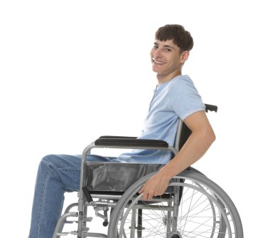 Beyaz arka planda modern tekerlekli sandalyedeki mutlu genç adam.