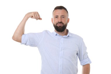 Kuvvet. Beyaz arka planda pazılarını gösteren yakışıklı bir adam.