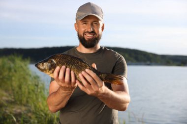 Gülen balıkçılar yazın göl kenarında balık yakalarlar.