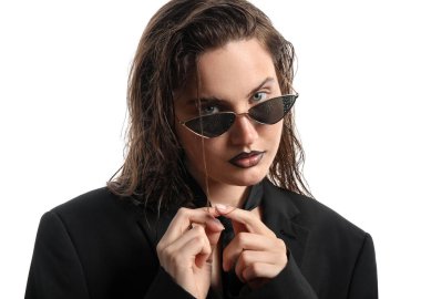 Siyah dudak kalemi olan güzel bir kadın beyaz arka planda ıslak güneş gözlüğü takıyor.