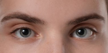 Kaş şekillendirme. Güzel kaşları olan genç bir kadın, yakın plan.