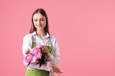 Pembe arka planda güzel şakayık demeti olan bir çiçekçi, mesaj için yer.