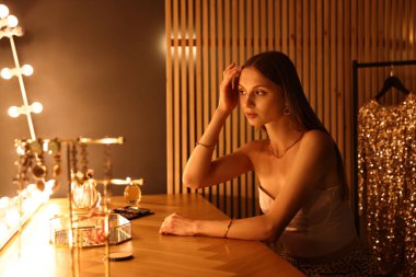 Güzel bir kadın tuvalet masasında hazırlanıyor.