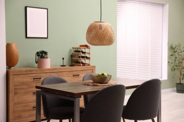 Yemek odasında sandalyeler ve elmalar olan ahşap masa. İç tasarım