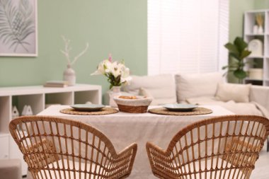 Yemek odasında sandalye ve dekor olan şık bir masa. İç tasarım