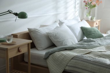 Yatağın yanında dekoru olan komodinlerin yanına.