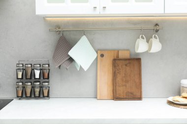 Temiz waffle havluları, bardaklar, mutfak tahtaları ve baharatları.