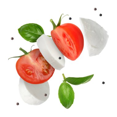 Mozzarella peyniri, domates parçaları ve fesleğen yaprakları beyaz arka planda