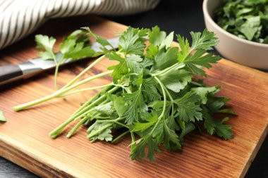 Taze aromalı maydanoz ve bıçak masada, yakın plan.