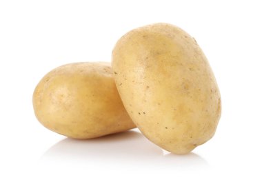 İki taze çiğ patates.