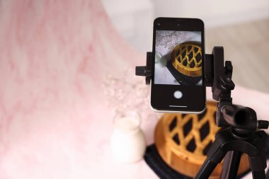 Stüdyoda lezzetli turta ve sütle akıllı telefon çekmek. Profesyonel yemek fotoğrafçılığı.