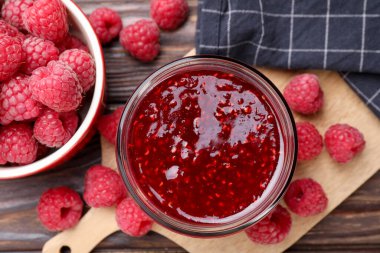 Cam kavanozda tatlı ahududu reçeli ve masada böğürtlen