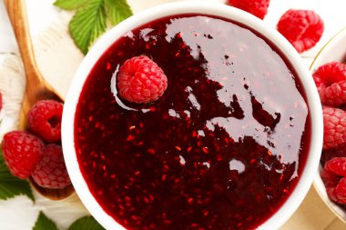 Tatlı ahududu reçeli kasede ve böğürtlenler masada, düz yatıyordu