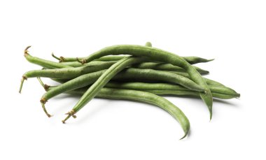 Beyaz izole taze yeşil bezelye