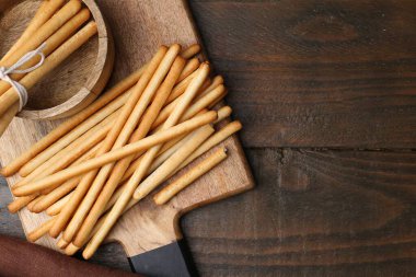 Lezzetli Grissini çubukları ahşap masada, düz yerde. Metin için boşluk