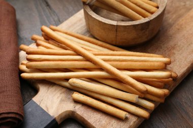 Lezzetli Grissini, ahşap masaya yapışır, yakın plan.