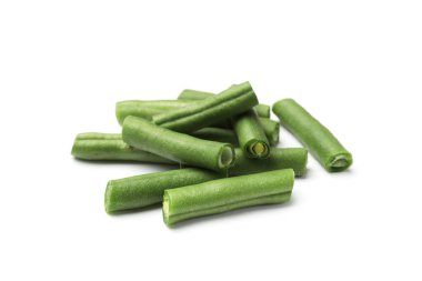 Taze bezelye kabukları beyaza izole edilmiş.