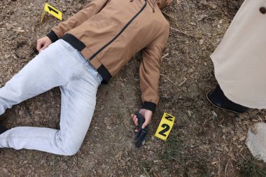 Adli tıp uzmanlığı. Dedektif, cesedin yanında, dışarıdaki suç mahallinde.