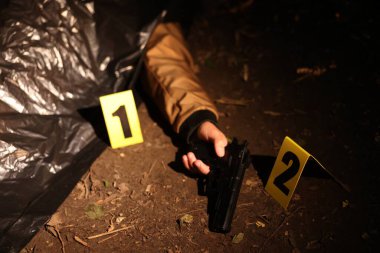 Adli tıp uzmanlığı. Cesedin bulunduğu suç mahalli, kanıt ve işaretler dışarıda, yakın plan.