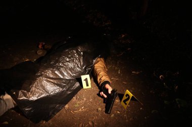 Adli tıp uzmanlığı. Cesedin bulunduğu suç mahalli, dışarıda kanıt ve işaretler var.